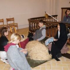 Krybbespil med juniorkonfirmanderne – i nye kostumer