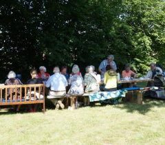 Præsten inviterer til Gudstjeneste og efterfølgende brunch i Præstegårdshaven.