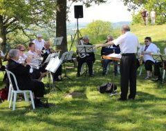 Gudstjeneste i præstegårdshaven 19. juni