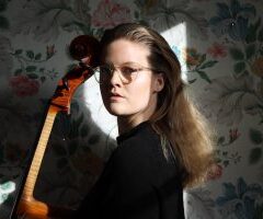 Alle Helgengudstjeneste  Cellist Filippa Westerberg